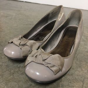 Wedge dress shoes with bow